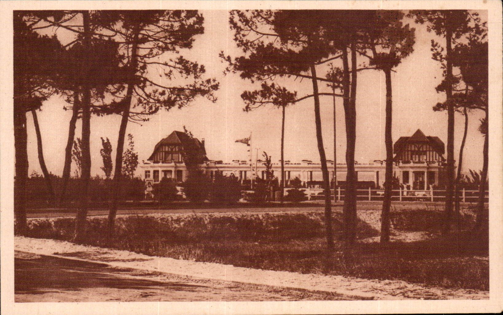 CPA La Baule sur mer Le tennis club a travers les pins ( Ferdinand Menard )