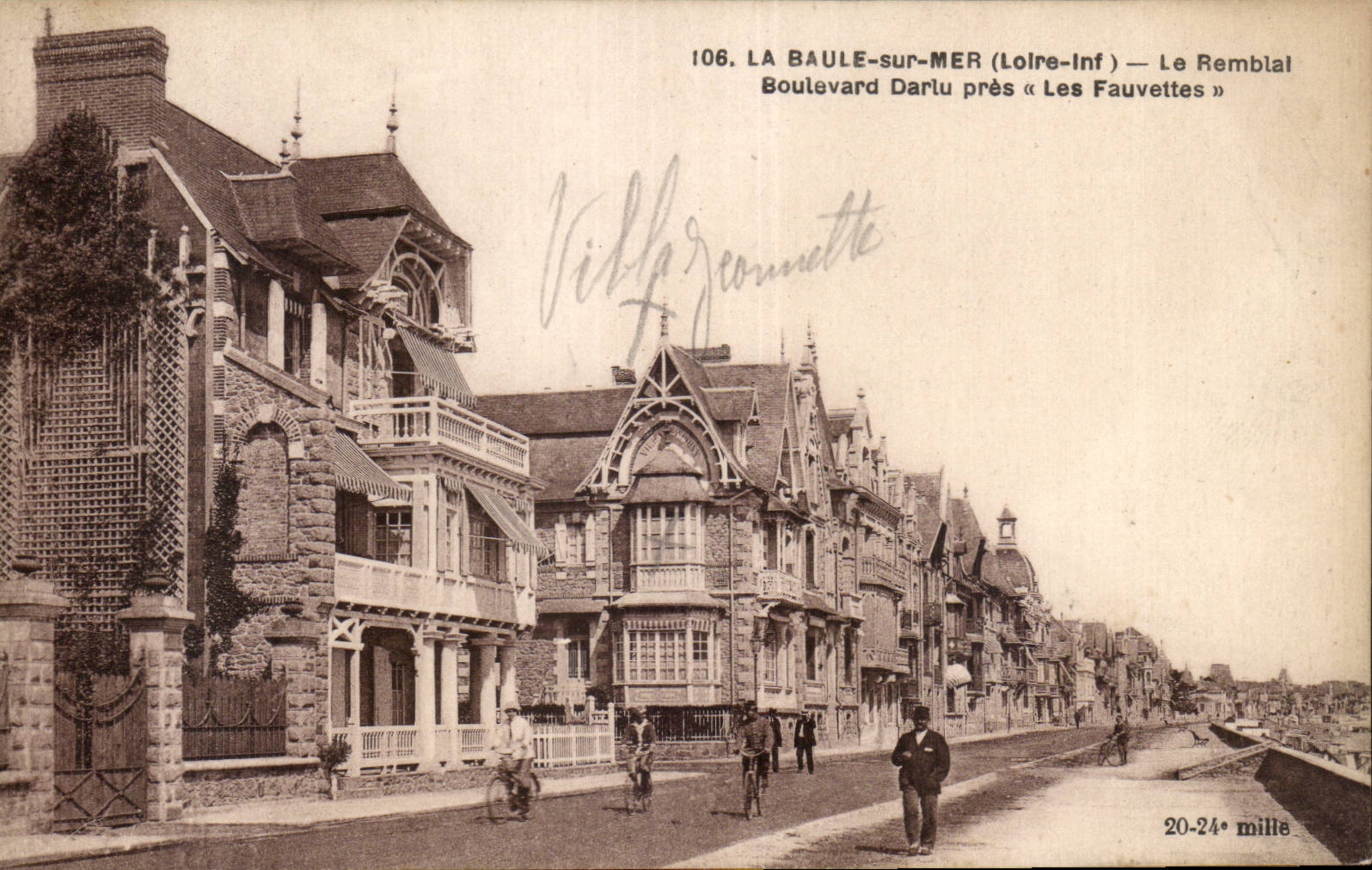 CPA La Baule sur mer Le remblai Boulevard Darlu pres les Fauvettes