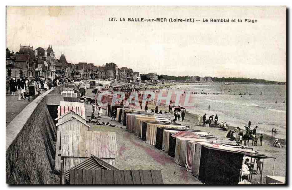 CPA La Baule sur mer Le remblai et la plage