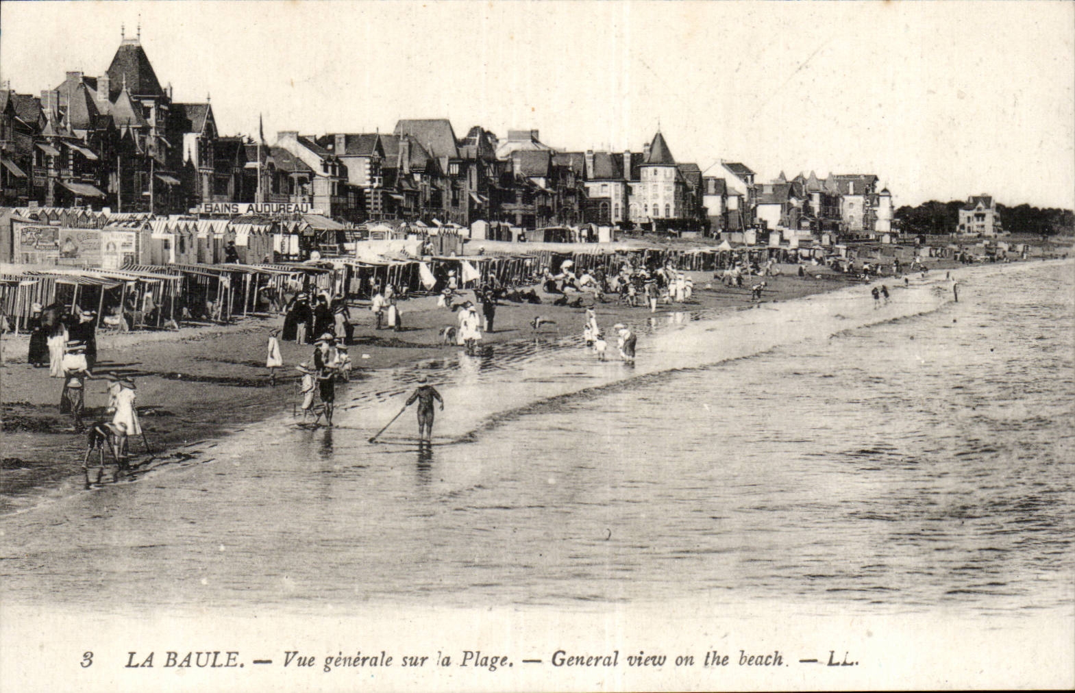 CPA La Baule Vue generale sur la plage