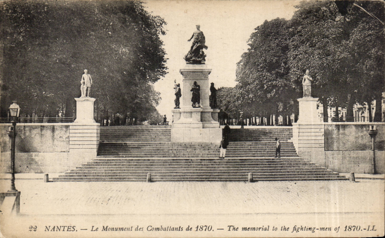 CPA Nantes Le monument des Combattants de 1870 