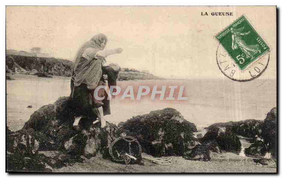 CPA La Gueuse Folklore Costume Mere et son enfant rejete par la mer