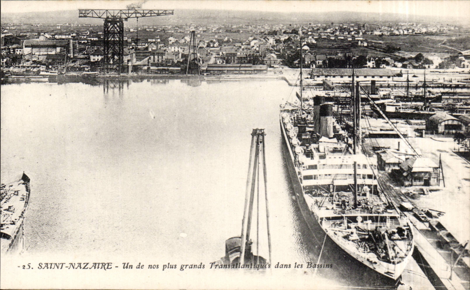 CPA Saint Nazaire Un de nos plus grands transatlantiques dans les bassins bateau