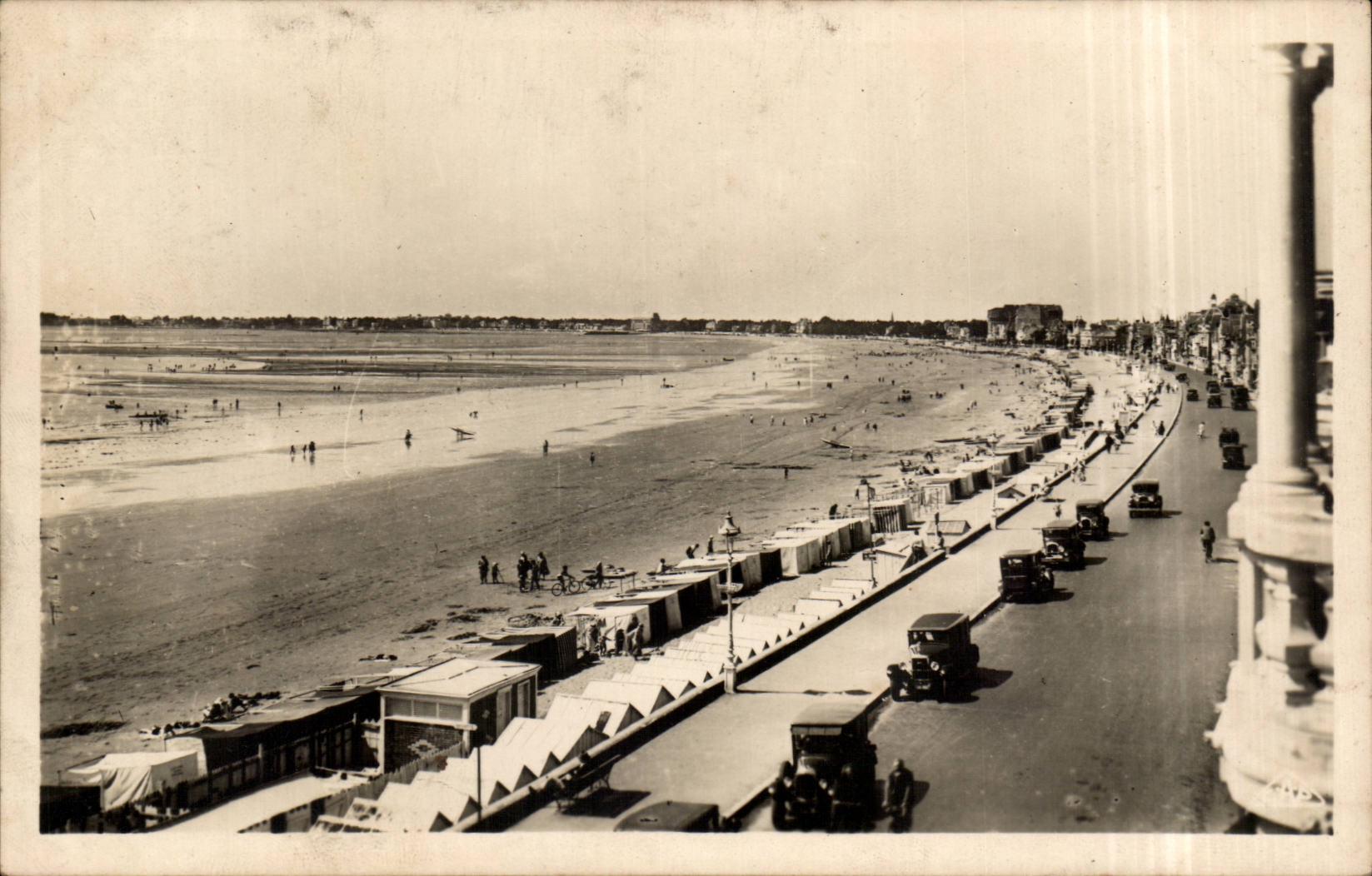 CPA La Baule Vue generale de la plage vers le Pouliguen