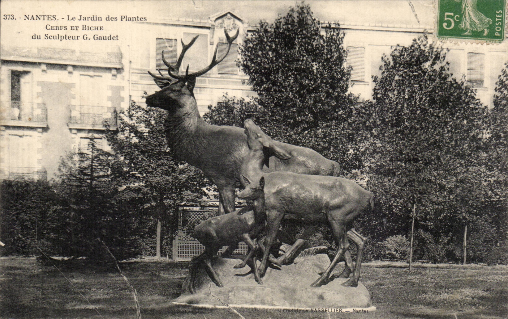CPA Nantes le jardin des plantes Cerfs et biche du sculpteur Gaudet
