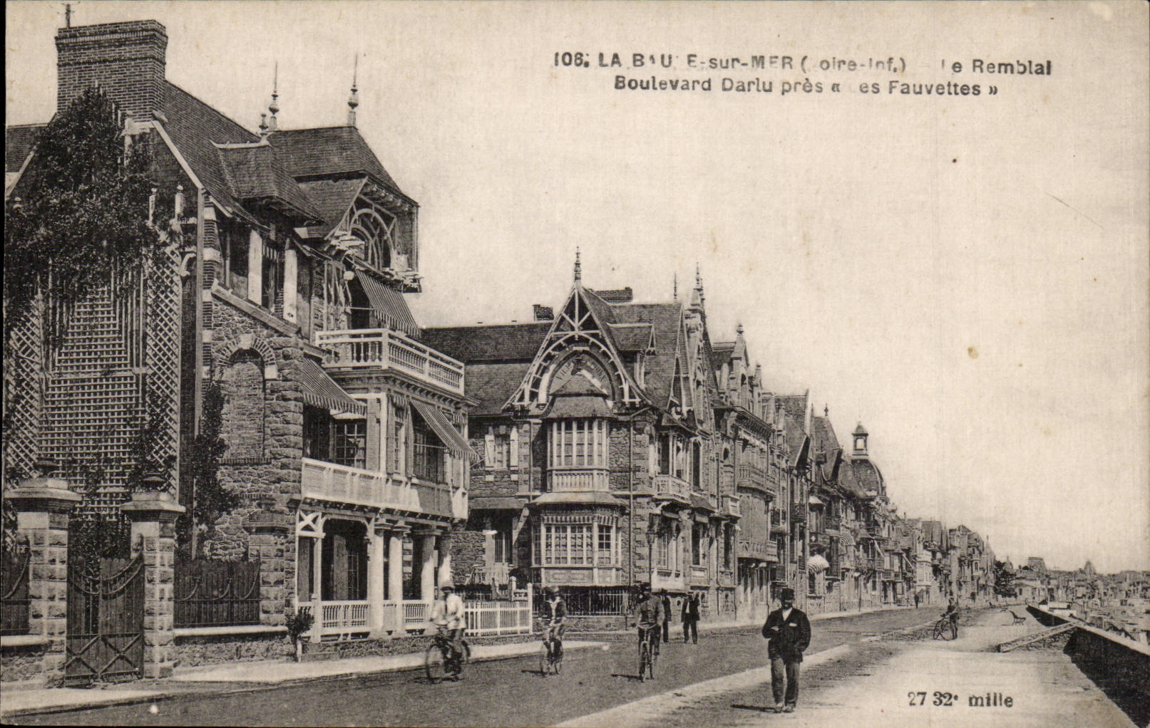 CPA La Baule sur Mer Le remblai Boulevard Darlu pres les FAuvettes