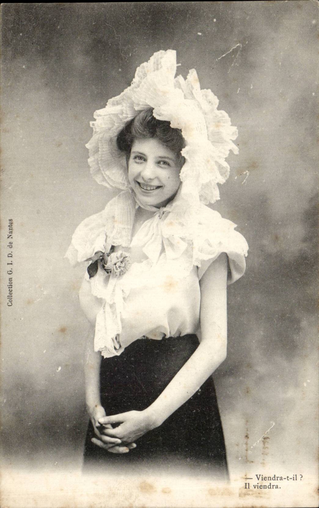 Jeune femme souriante — avec chapeau à volants — Collection G. I. D. de Nantes