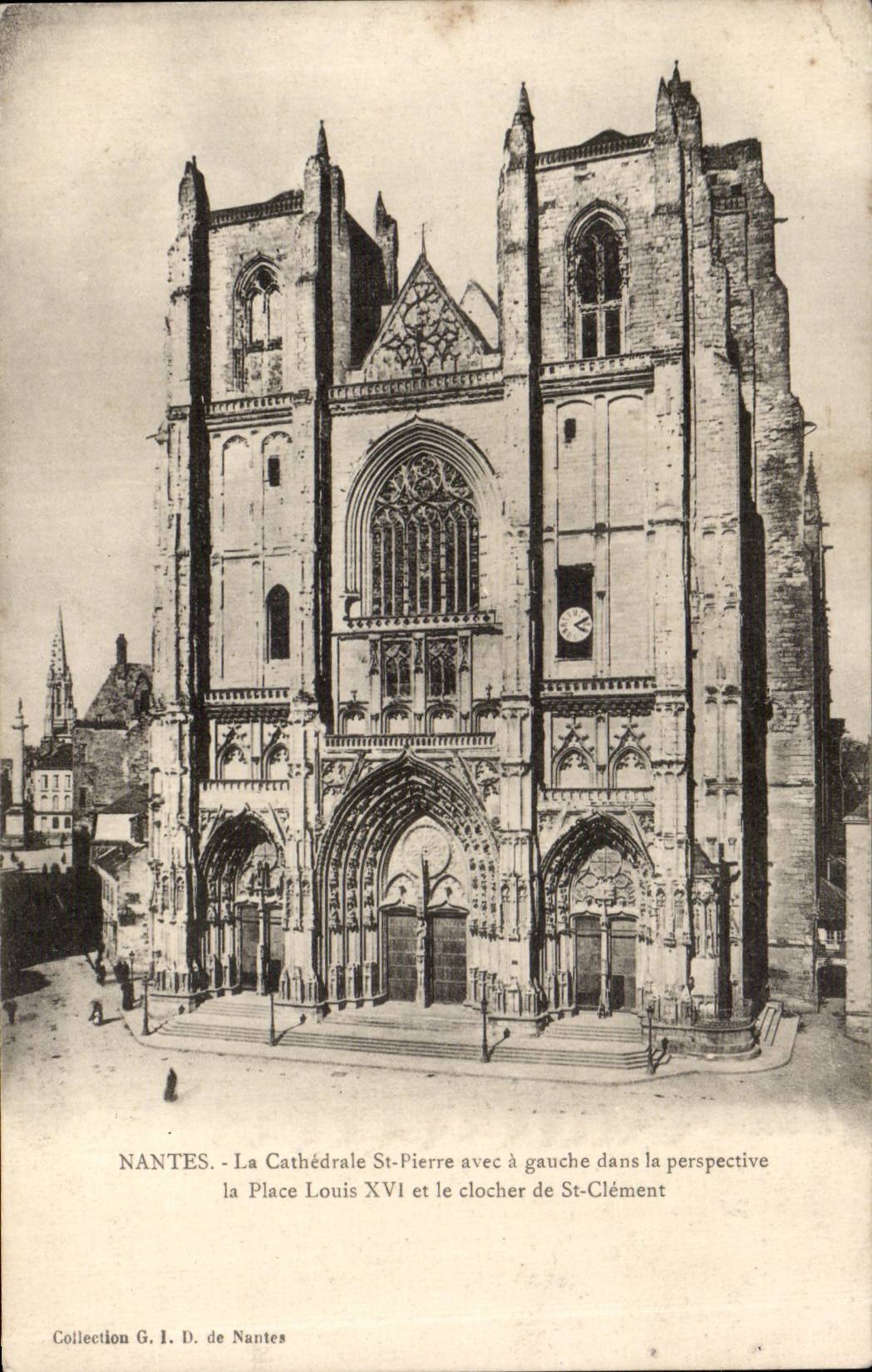 CPA Nantes La cathedrale St pierre La place Louis XVI et le clocher de St clement