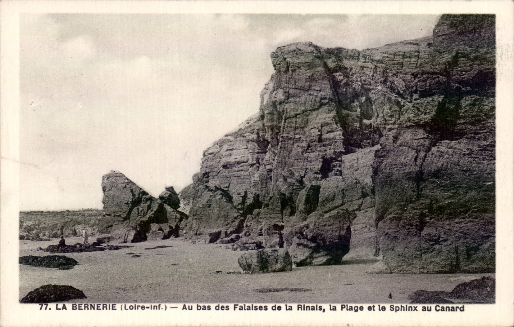 CPA La Bernerie Au bas des falaises de la rinais La plage et le sphinx au canard