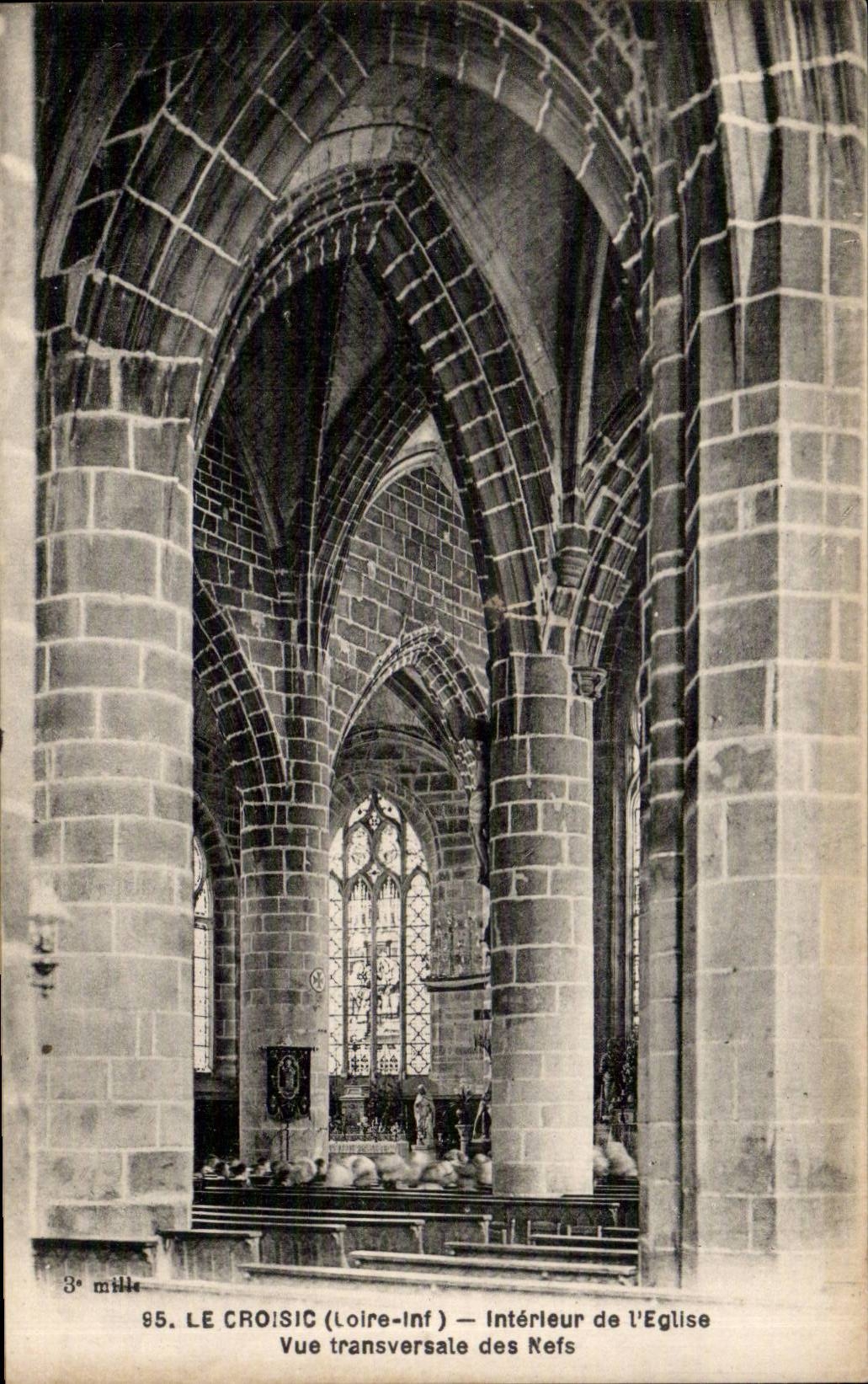 CPA Le CRoisic Interieur de l'eglise Vue transversale des nefs