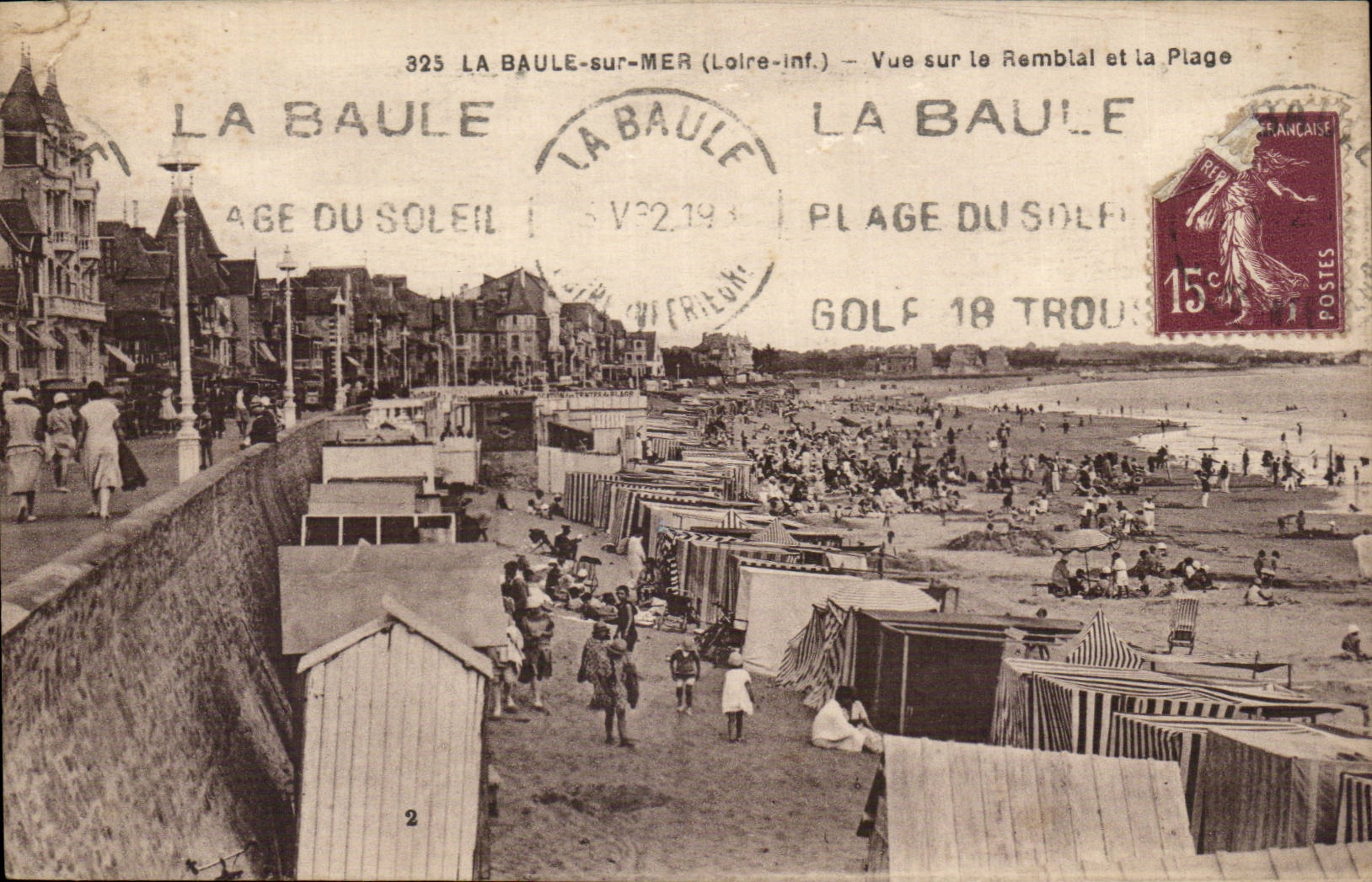 La Baule CPA Vue sur le remblai et la plage