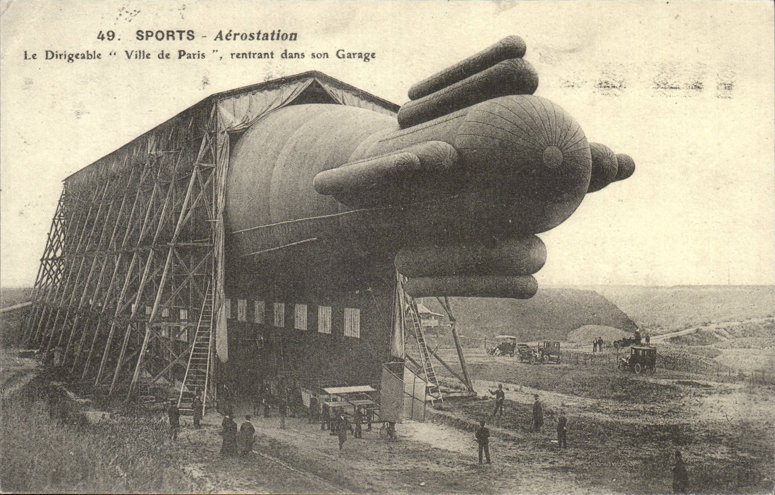 REPRODUCTION Aerostation Le dirigeable Ville de Paris rentrant dans son gaarge zeppelin