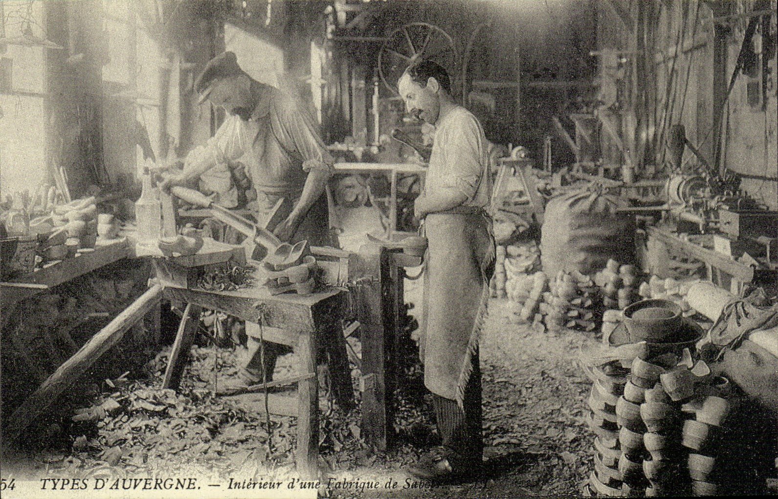 REPRODUCTION types d'Auvergne Interieur d'une fabrique de sabots Artisanat