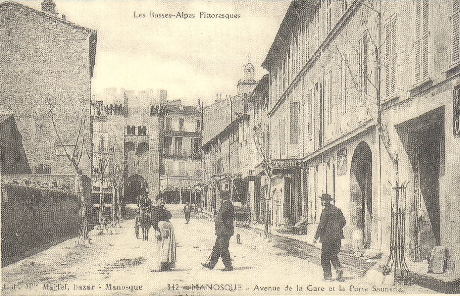 REPRODUCTION Basses Alpes Manosque Avenue de la gare et le porte Saunerie