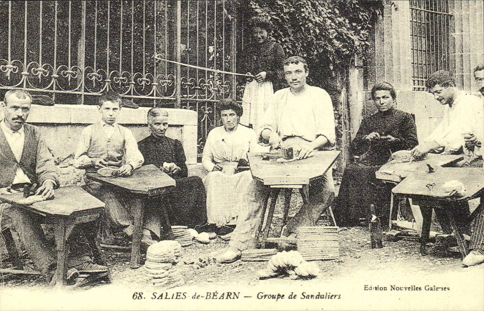 REPRODUCTION Salies de Bearn GRoupe de sandaliers Artisanat