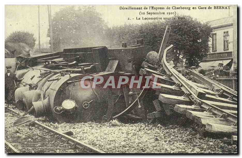 REPRODUCTION DEraillement de l'express de Cherbourg en gare de Bernay La locomotive sous la voie Train