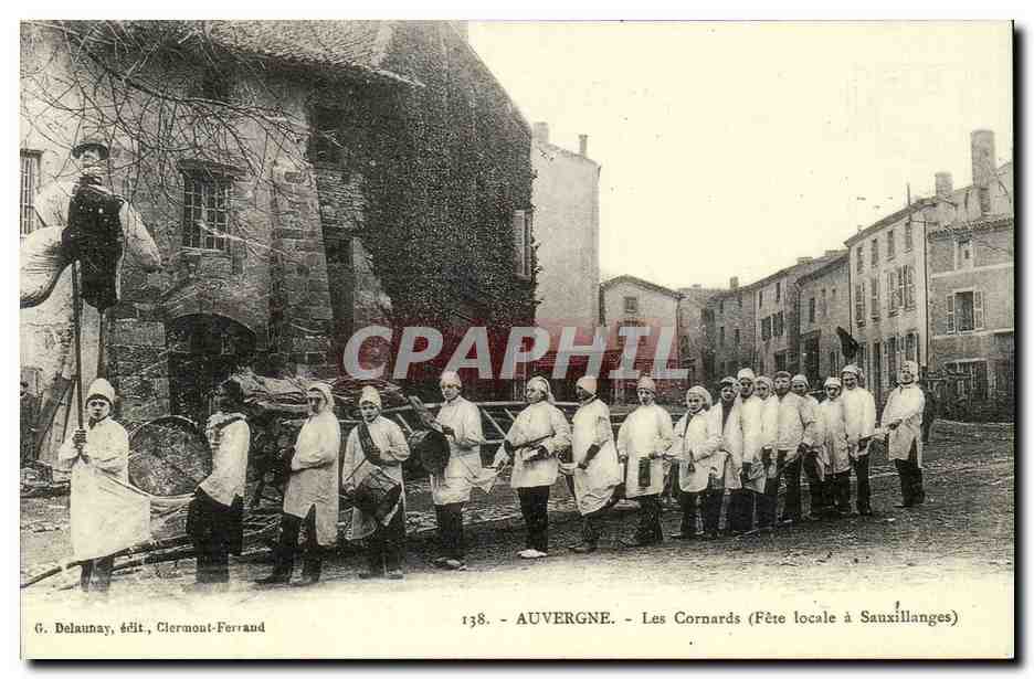 REPRODUCTION Auvergne Les Cornards fete locale a Sauxillanges ) Folklore