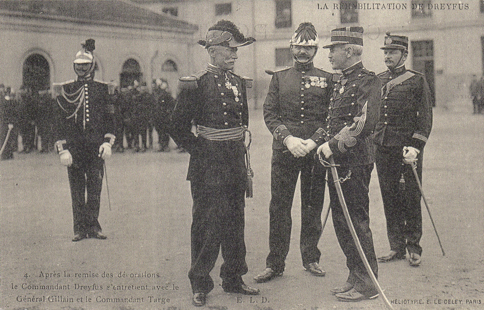 REPRODUCTION Apres la remise des decorations le commandant Dreyfus s'entretient avec le general Gillain et le commandant Targe 