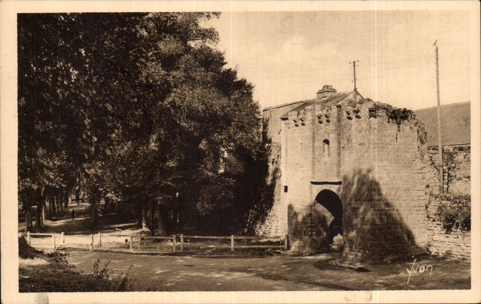 CPA Guerande La porte Saille et le Mail