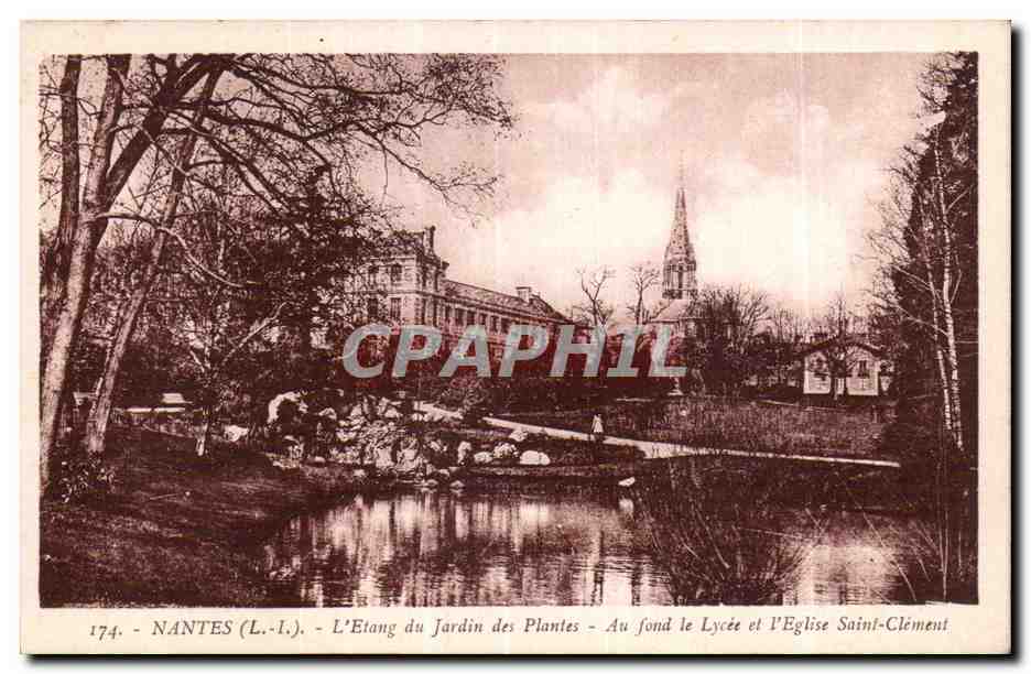 CPA Nantes L'etang du jardin des plantes Au fond le lycee et l'eglise Saint Clement