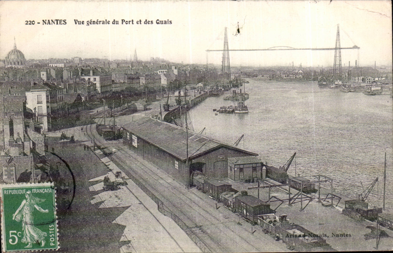 CPA Nantes Vue generale du port et des quais