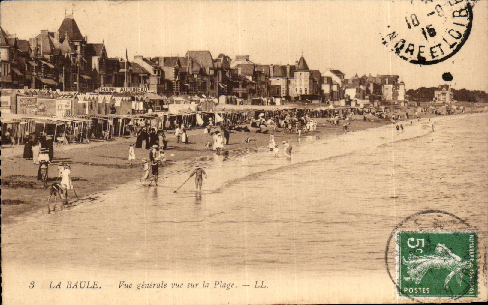 CPA La Baule Vue generale vue sur la plage