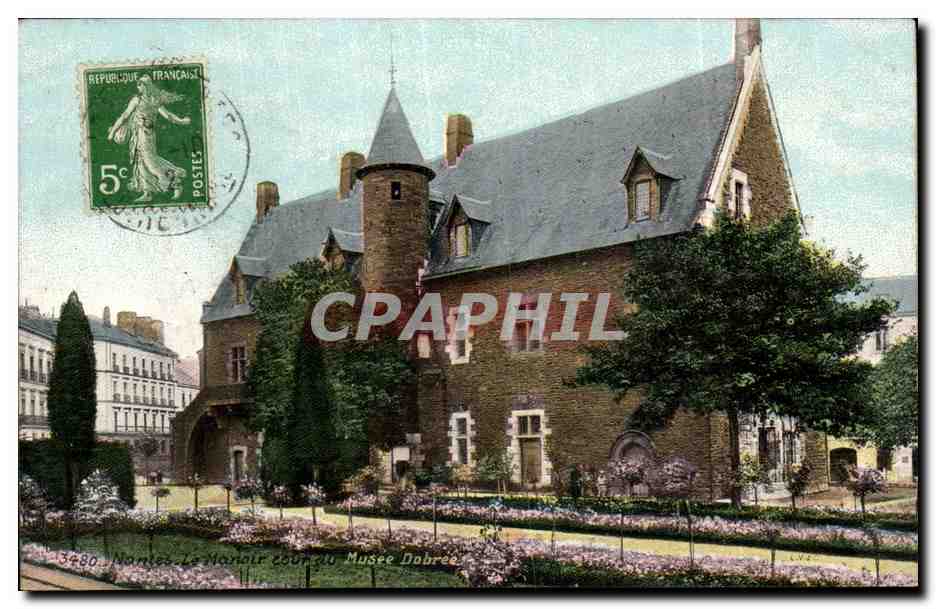 CPA Nantes Le manoir cour du musee Dobree