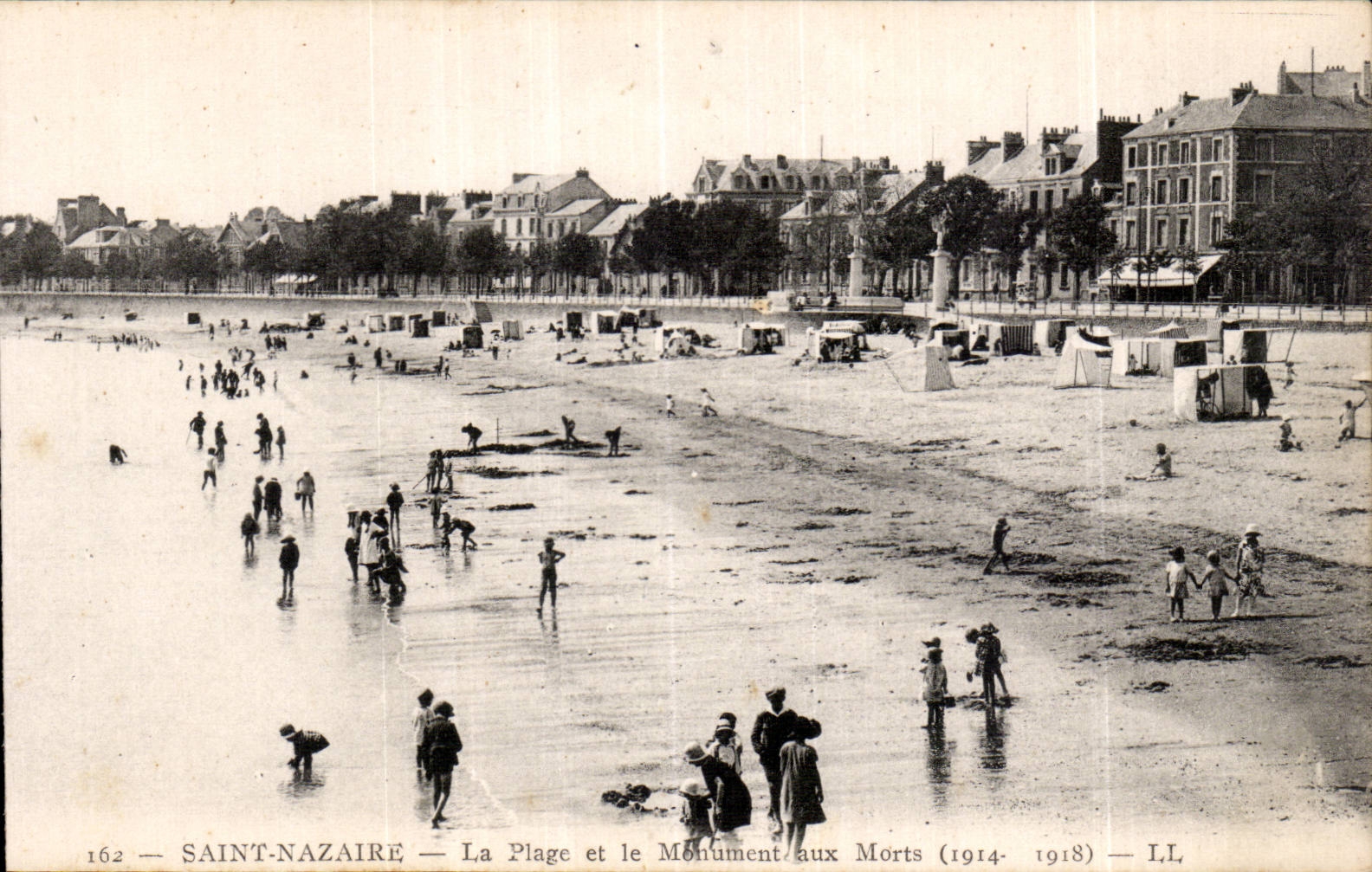 CPA Saint Nazaire La plage et le monument aux morts