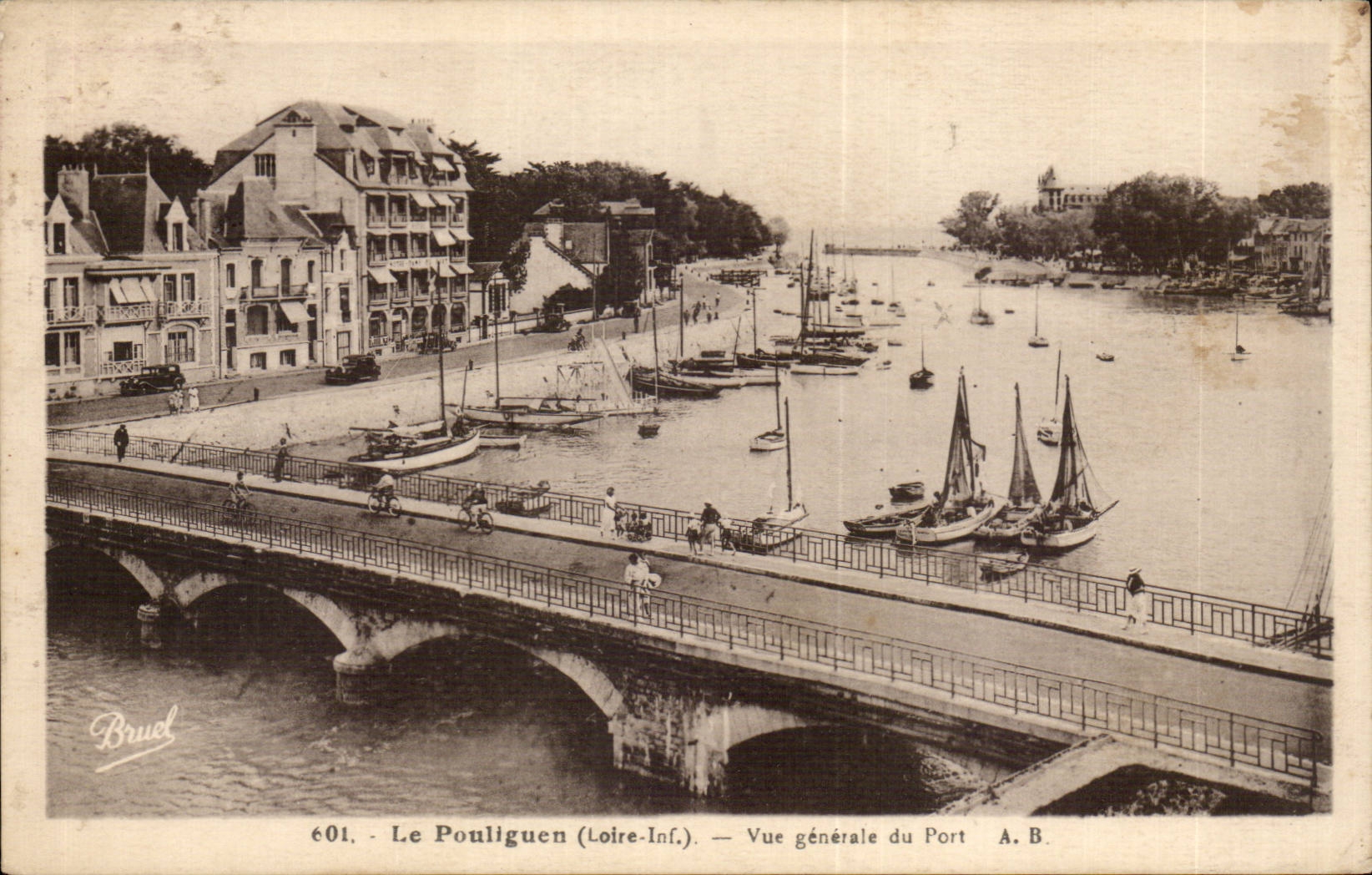 CPA Le Pouliguen Vue generale du port