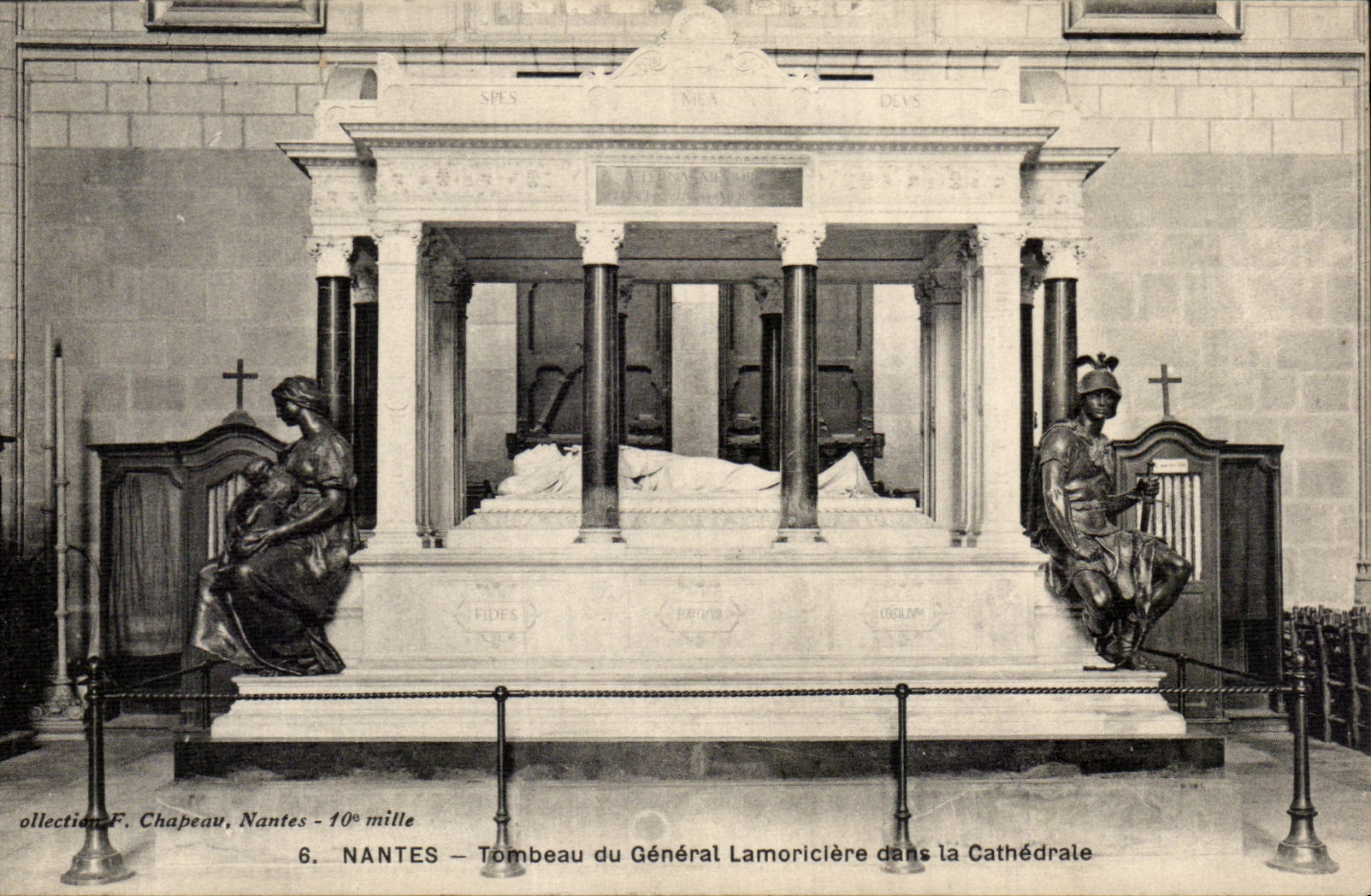 CPA Nantes Tombeau du general Lamoriciere dans la cathedrale