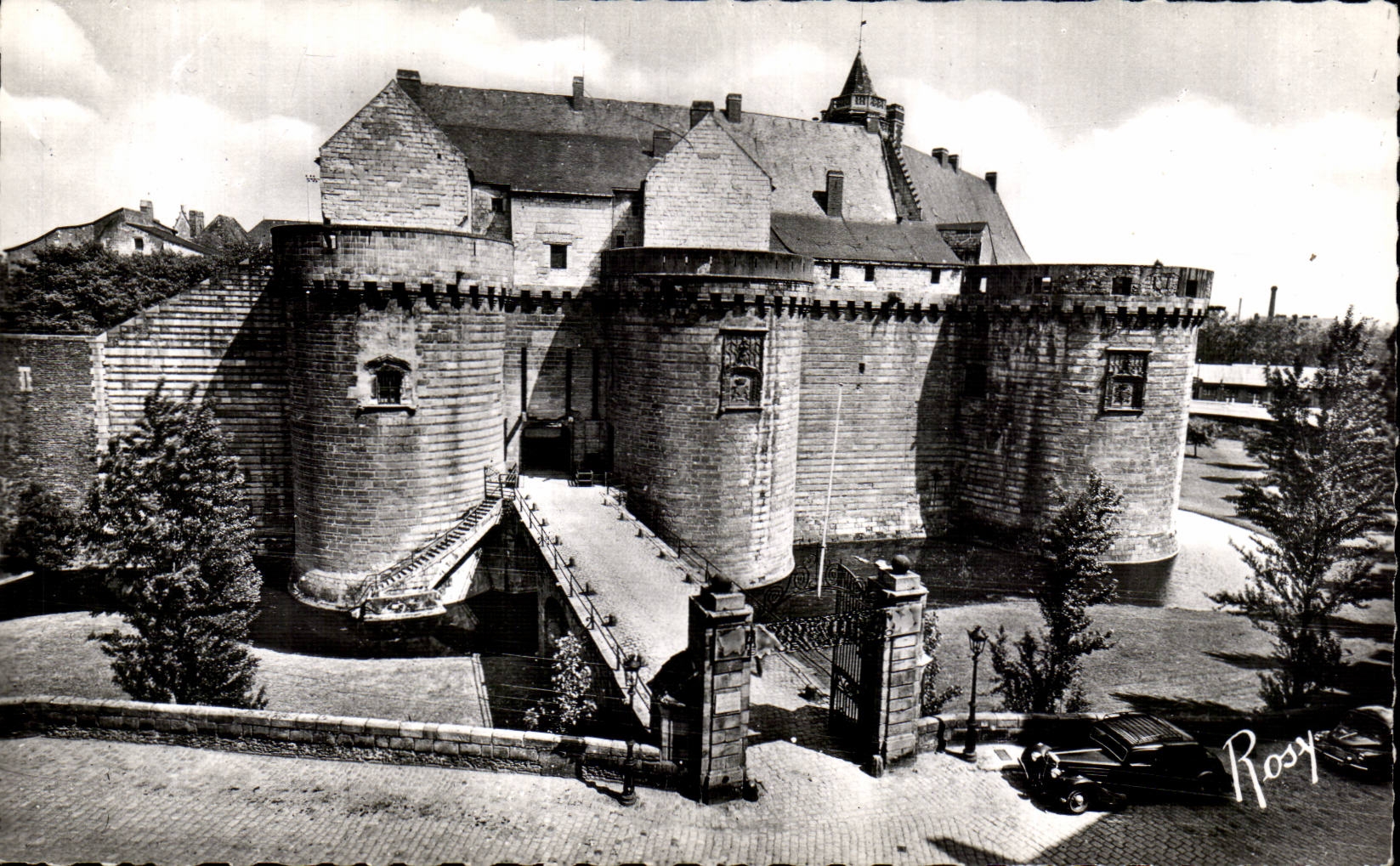 CPA Nantes Chateau des ducs de Bretagne Cote de l'entree