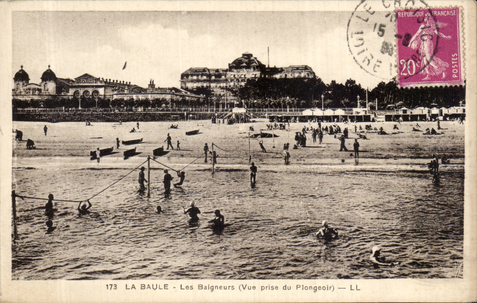 CPA La Baule Les baigneurs Vue prise du plongeoir
