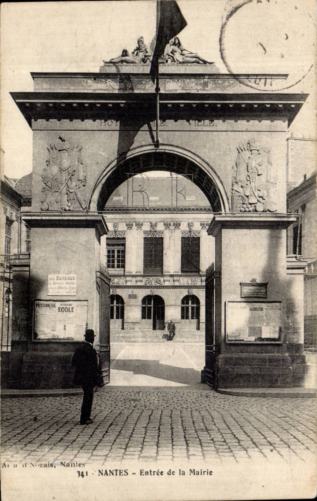 CPA Nantes Entree de la mairie