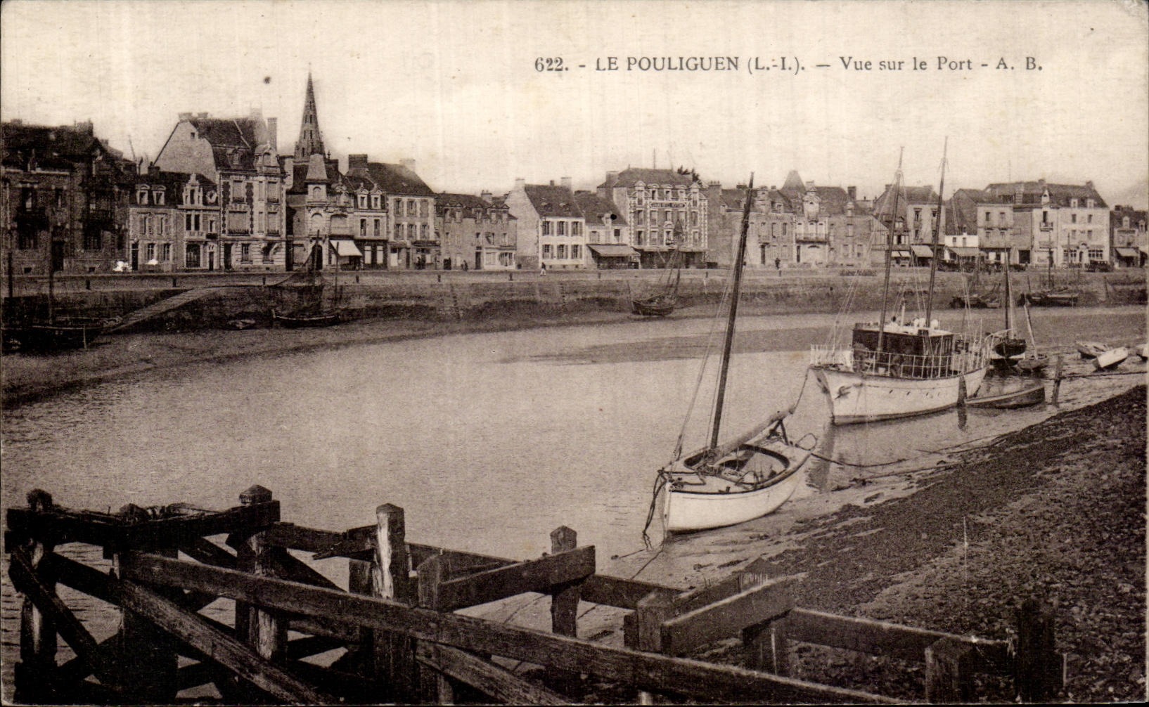 CPA Le Pouliguen Vue sur le port