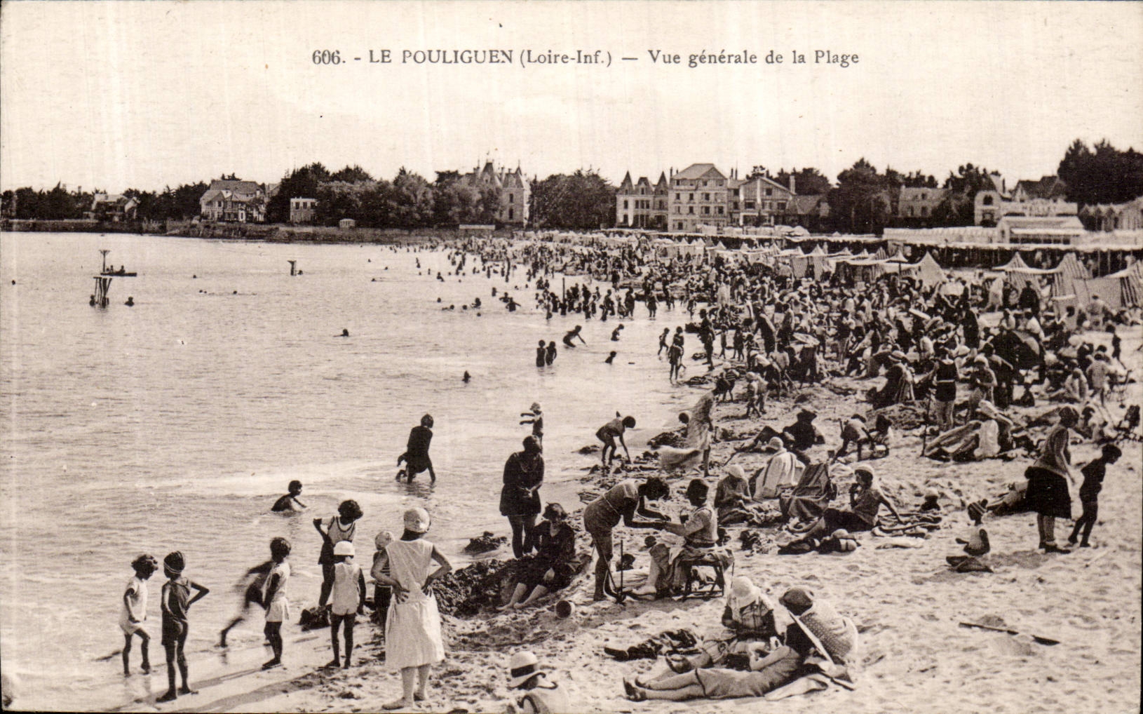 CPA Le Pouliguen Vue generale de la plage