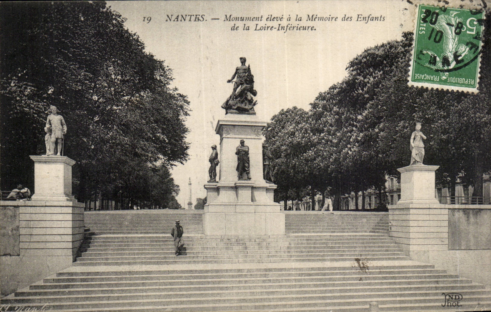 Nantes CPA Monument eleve a la memoire des enfants de la Loire inferieure