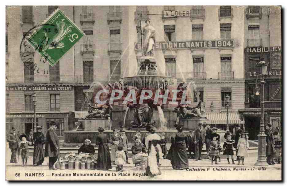 Nantes CPA Fontaine monumentale de la place Royale tres animee )