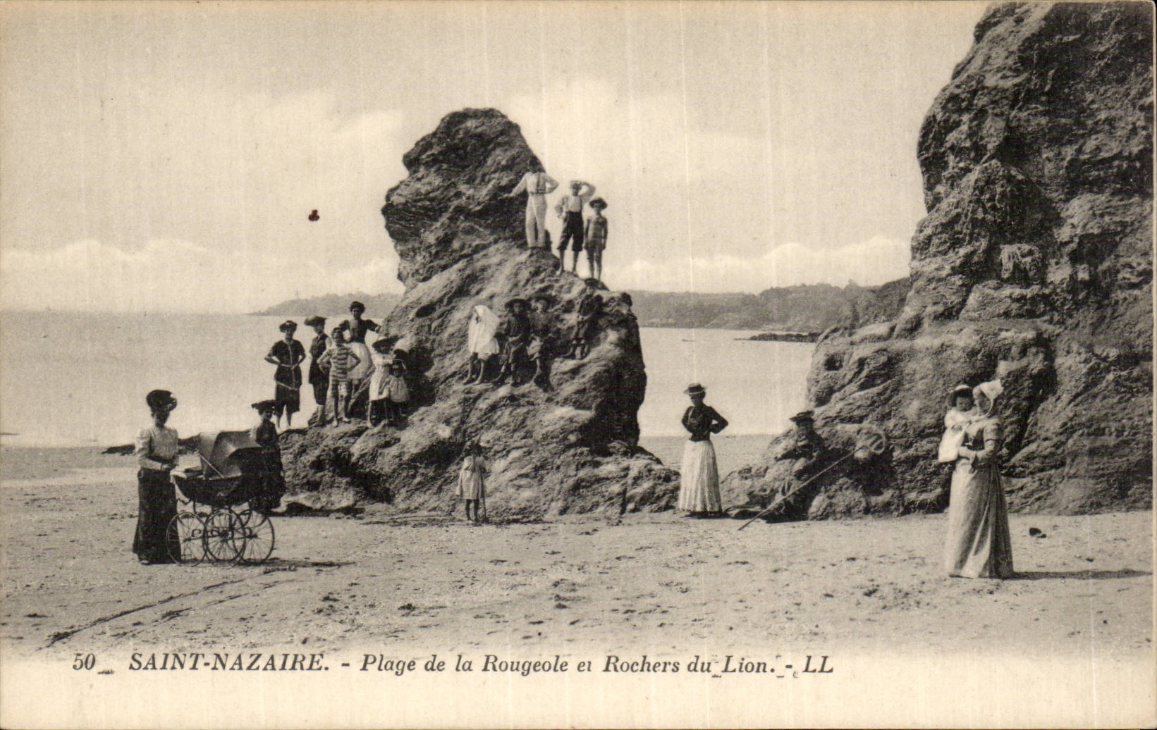 CPA Saint Nazaire Plage de la Rougeole et rochers du Lion