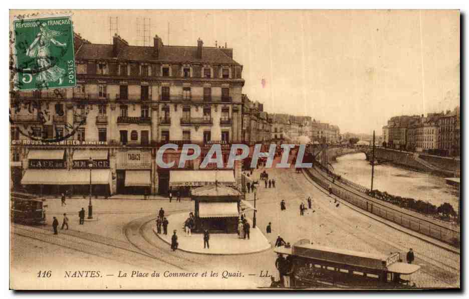 CPA Nantes La place du commerce et les quais Train