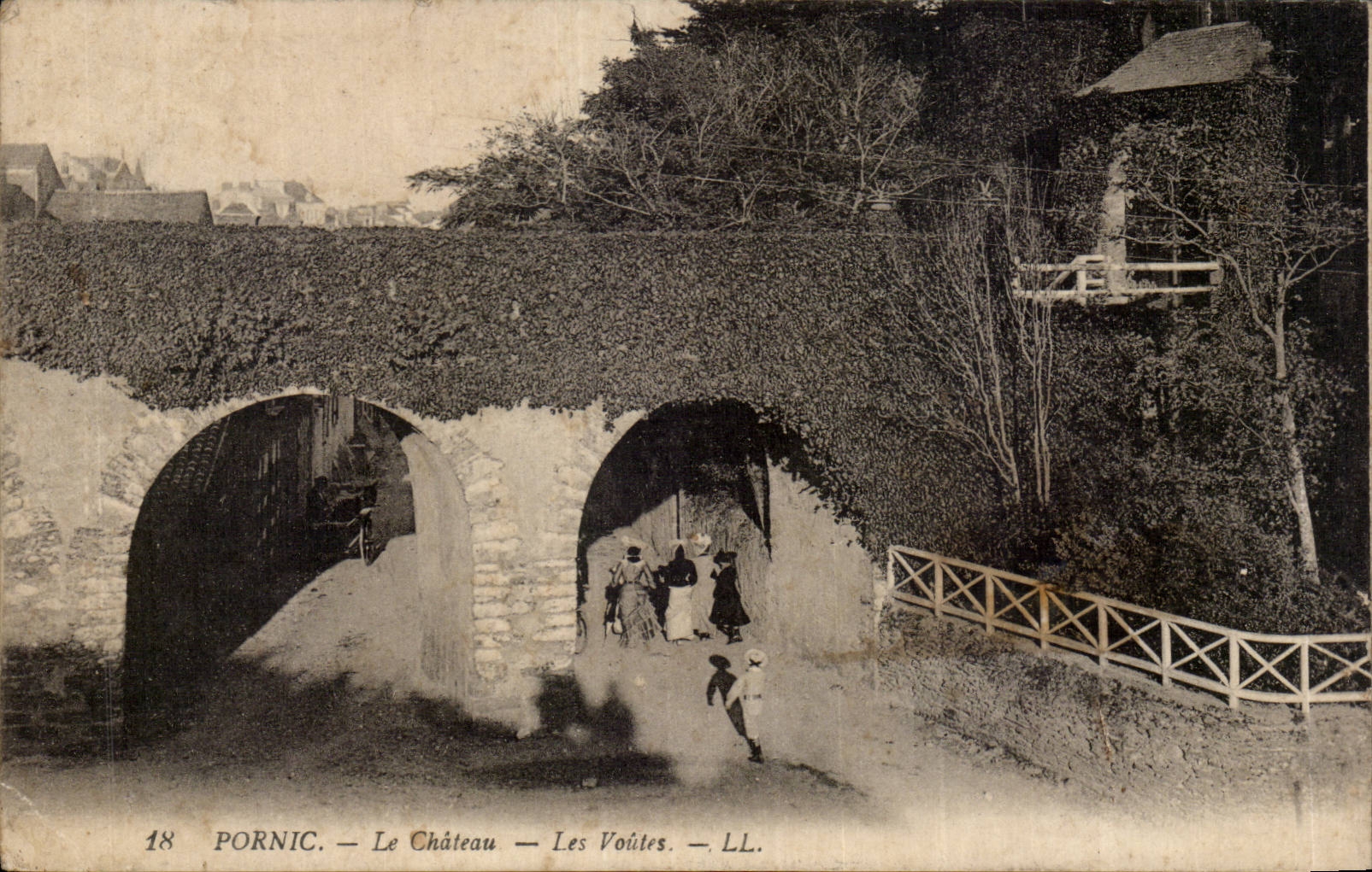 CPA Pornic Le chateau Les voutes