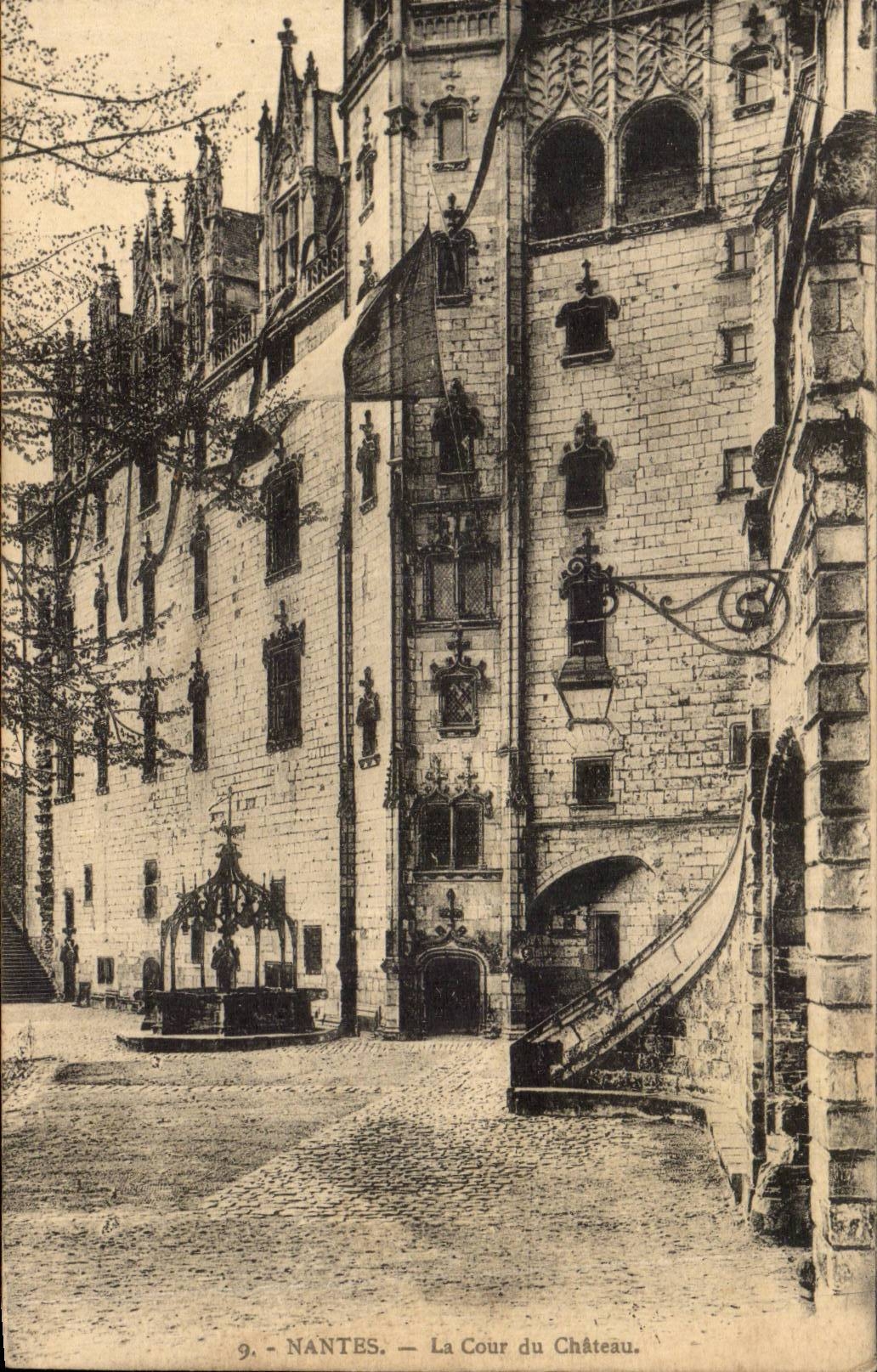 CPA Nantes La cour du chateau