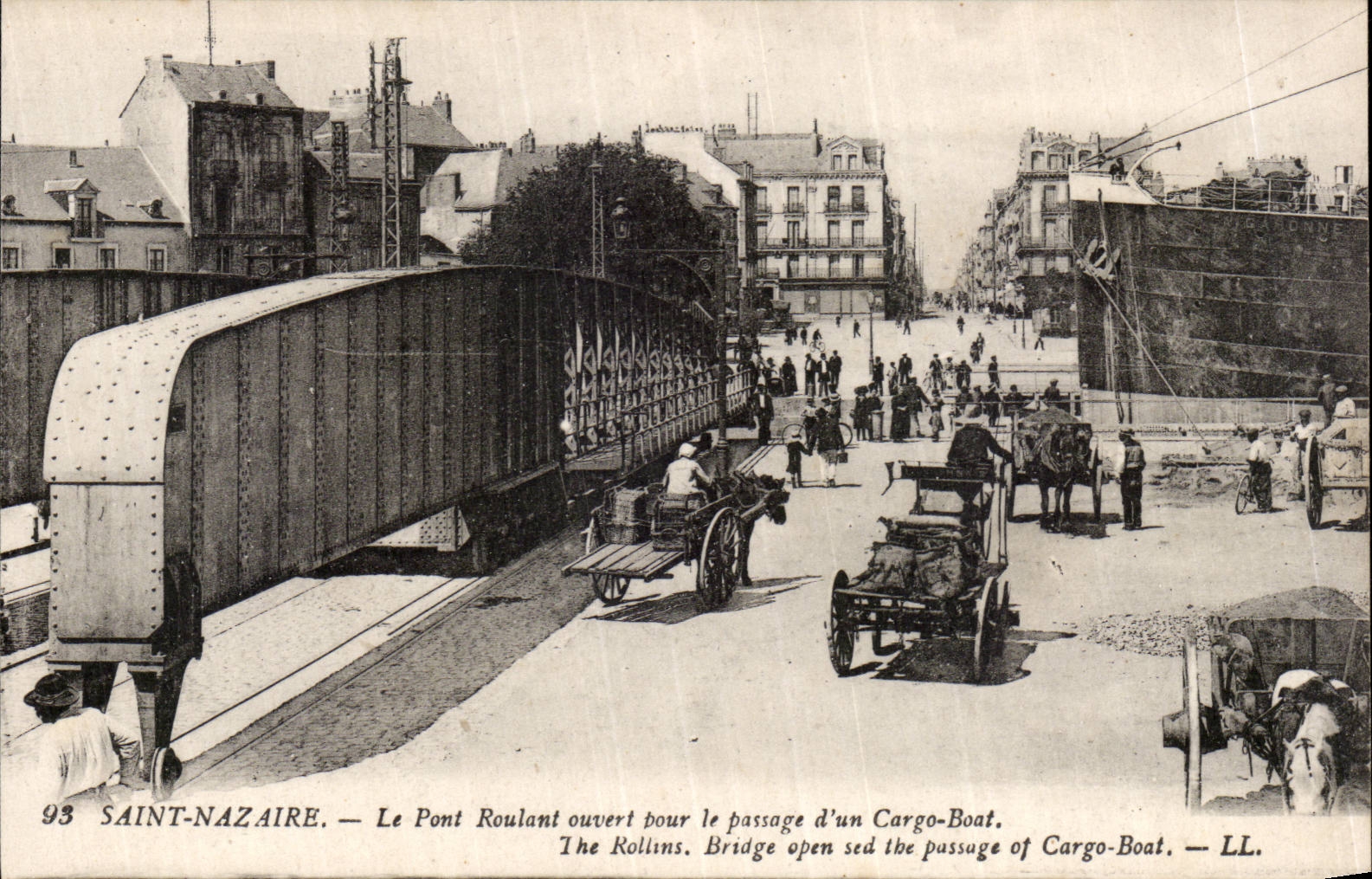 CPA Saint Nazaire le pont roulant ouvert pour le passage d'un cargo boat