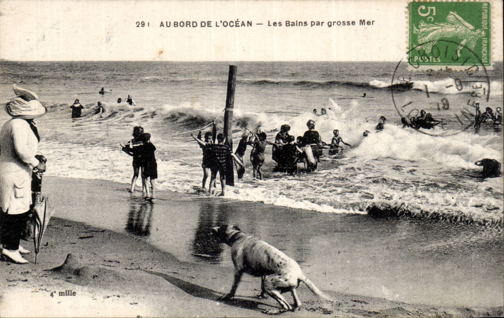 CPA Au bord de l'ocean Les bains par grosse mer Enfants