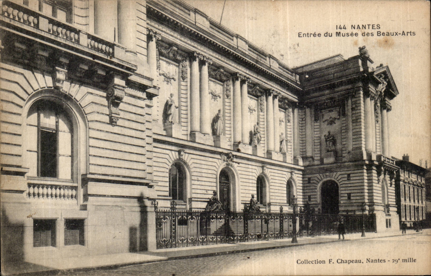 CPA Nantes Entree du musee des Beaux arts