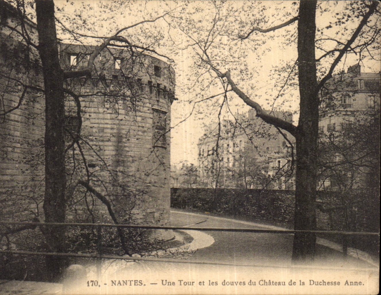 CPA Nantes Une tour et les douves du chateau de la duchesse Anne