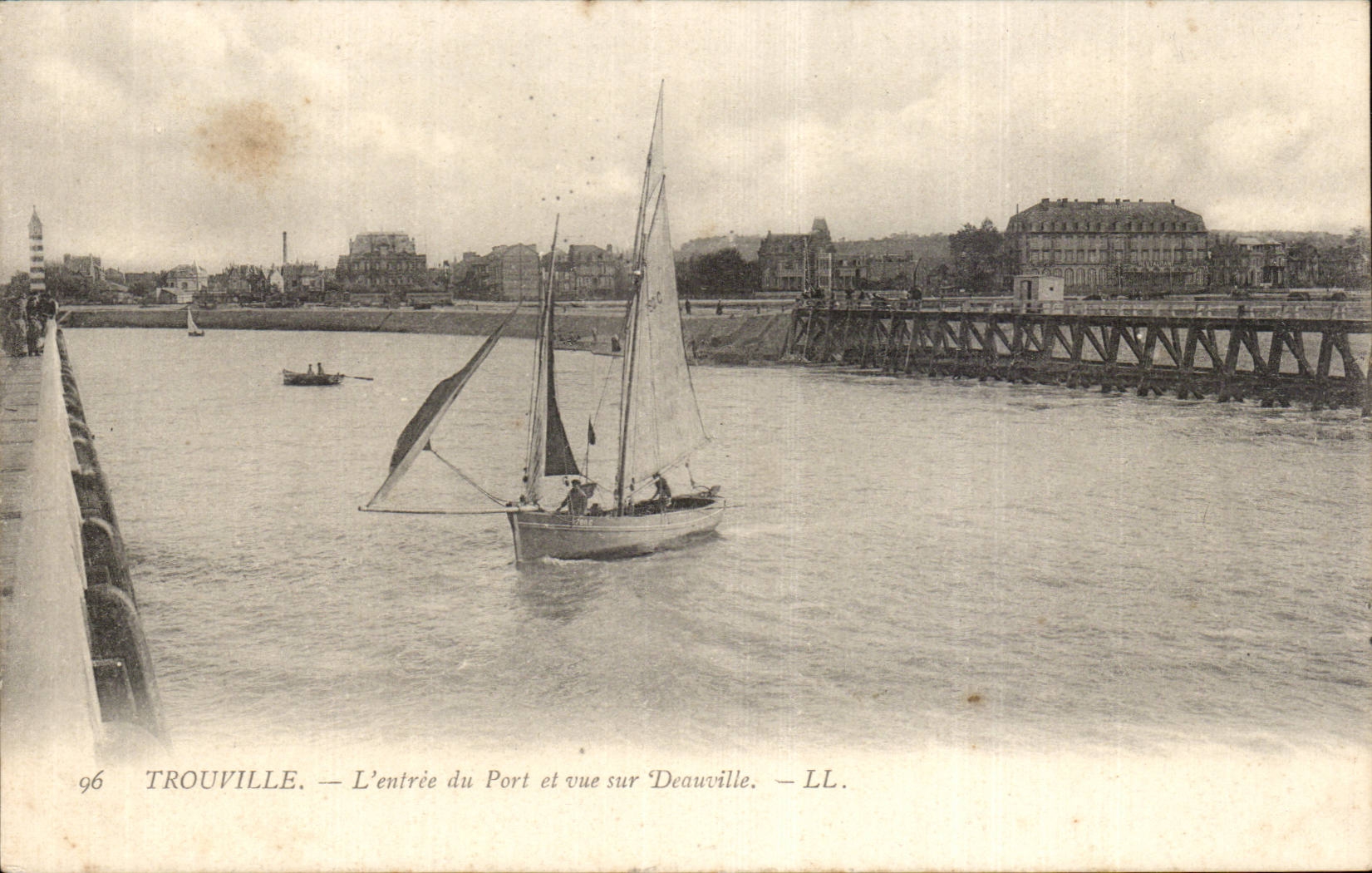 CPA Trouville l'entree du port et vue sur Deauville