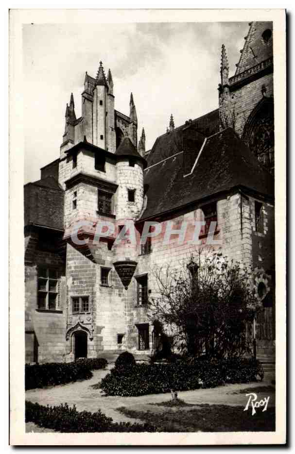 Château de Rooy — vue du cloître et de la tour — Rooy