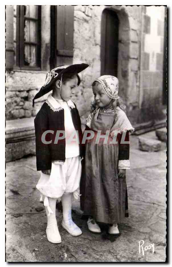 CPSM Petits paludiers de Kervalet a Batz sur mer Grave entretien Folklore costume
