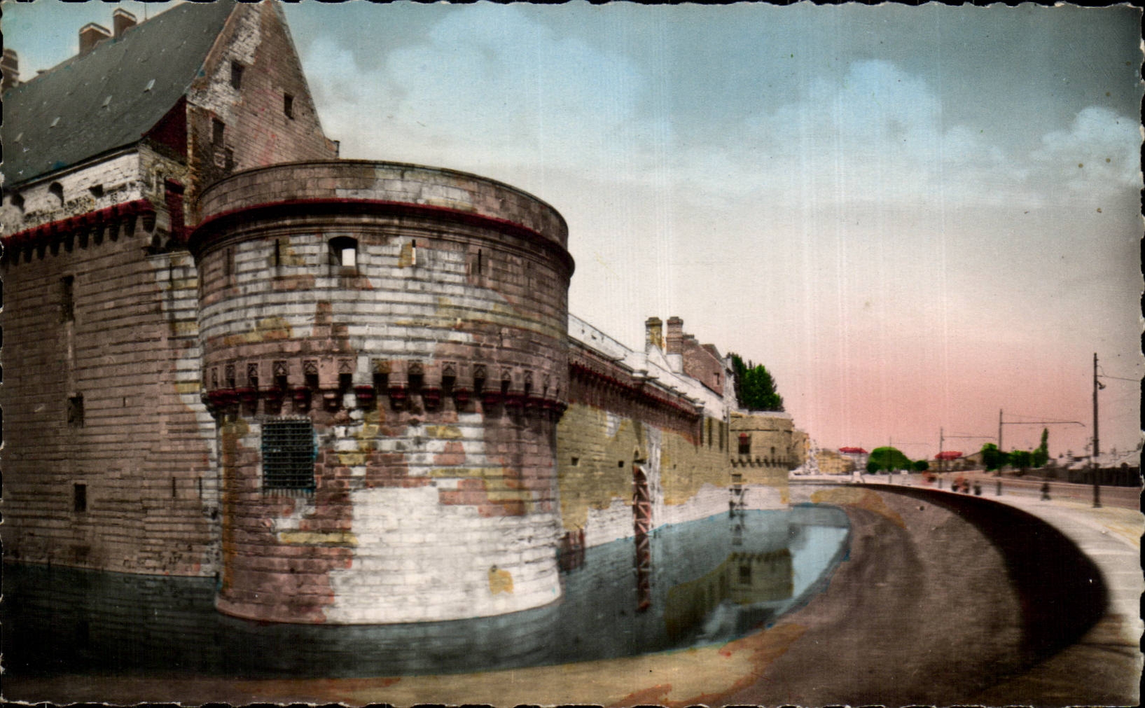 Nantes CPA Chateau des ducs Vue sur le quai