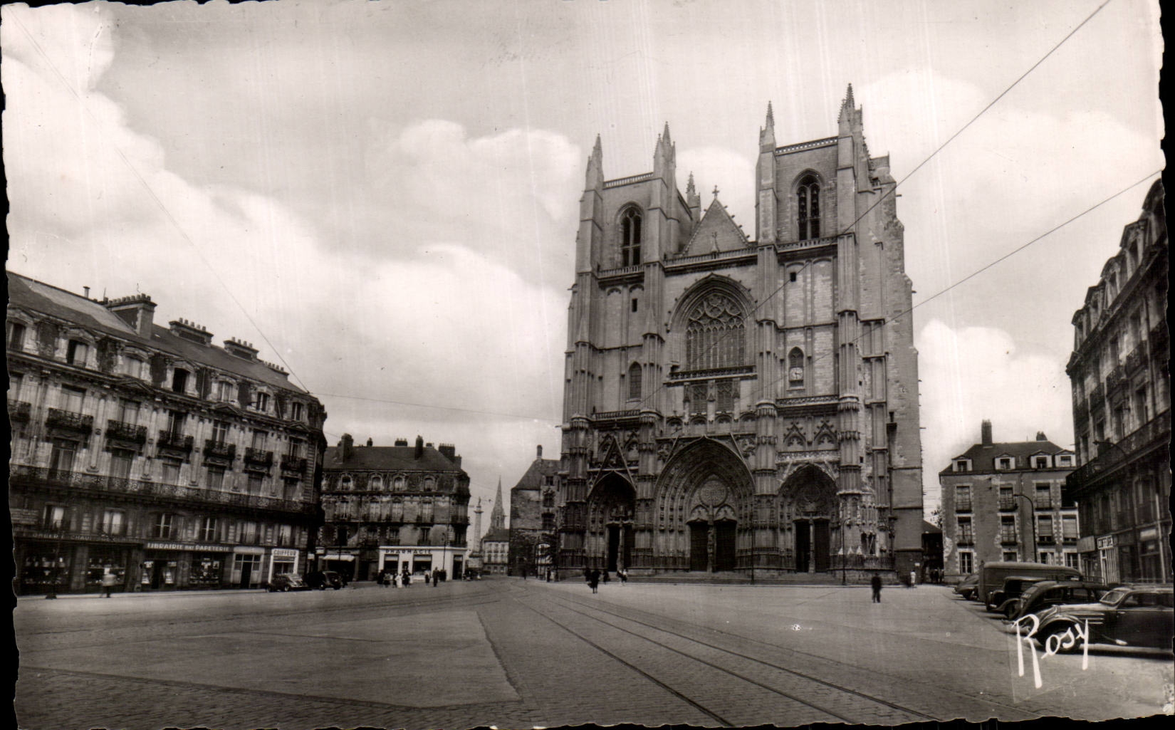CPA Nantes La cathedrale et la place Saint Pierre 